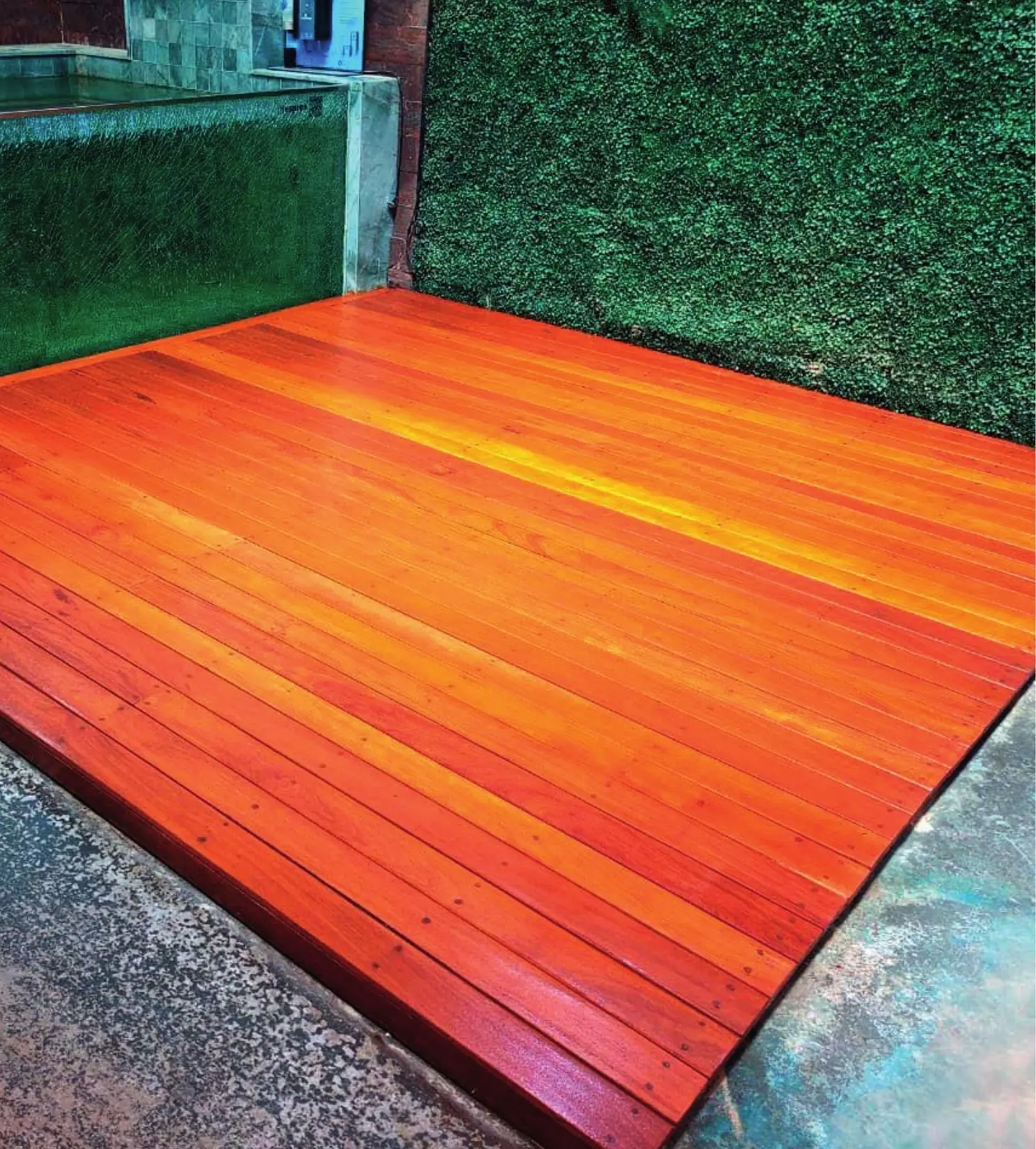 Deck de madeira em área externa